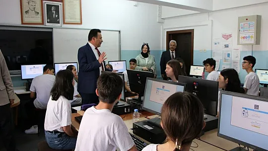 İl Millî Eğitim Müdürü Bahameddin Karaköseden öğrencilere: Heyecanınız yüzlerinizden okunuyor...