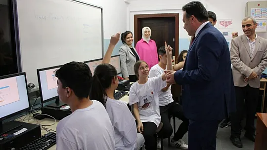 İl Millî Eğitim Müdürü Bahameddin Karaköseden öğrencilere: Heyecanınız yüzlerinizden okunuyor...