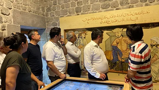 Kayseri'de bulunan dünyanın ilk tıp fakültesi akademisyenleri ağırladı!