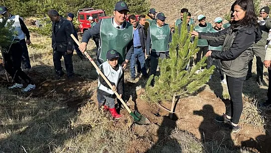 Tomarza'da bin 500 fidan toprakla buluştu