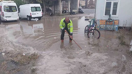 Yağmur sonrası yollar göle döndü