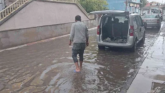 Yağmur sonrası yollar göle döndü