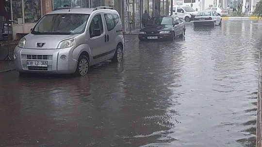 Yağmur sonrası yollar göle döndü