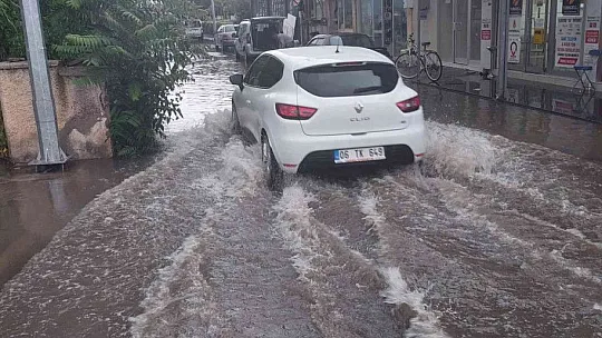 Yağmur sonrası yollar göle döndü