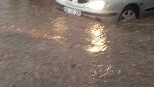 Yağmur sonrası yollar göle döndü