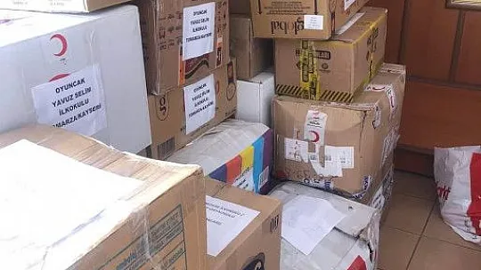 Oyuncaklarını depremzede çocuklarla paylaştılar...