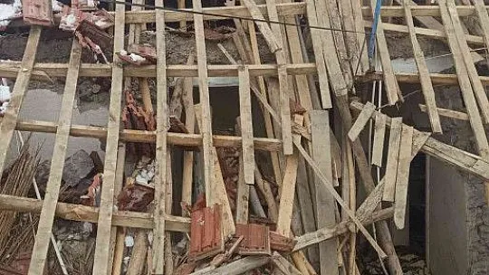 Patlamayla ev harabeye döndü: 1 ölü, 2 yaralı!