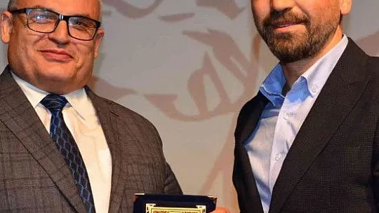 Türk Dünyası Aşık Edebiyatı'na Hizmet Ödülü Prof. Dr. Durbilmez'e