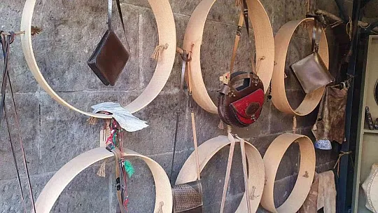 Türk tarihini eserleri ile yaşatıyor