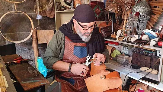 Türk tarihini eserleri ile yaşatıyor