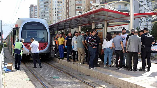 15 yaşındaki çocuk tramvay altında kaldı