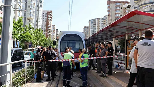 15 yaşındaki çocuk tramvay altında kaldı