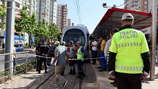 15 yaşındaki çocuk tramvay altında kaldı