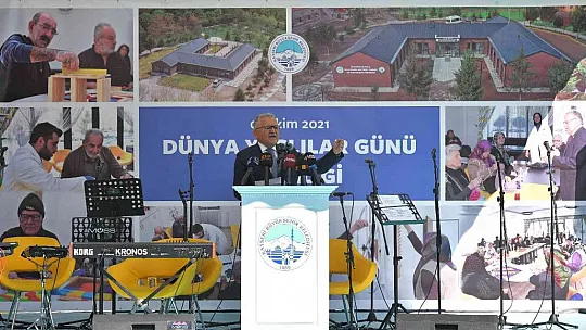 Ulu Çınarlar, Dünya Yaşlılar Günü'nde tiyatro ve konserle buluşacak