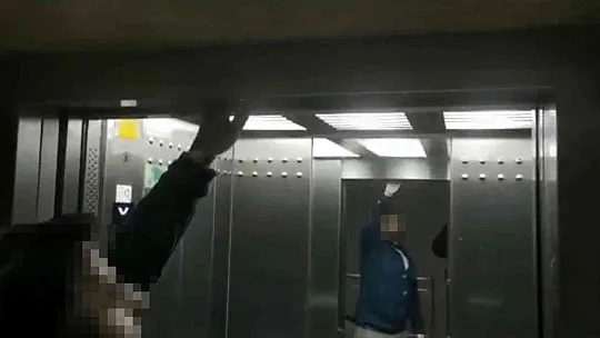Asansör kabininden çıktı