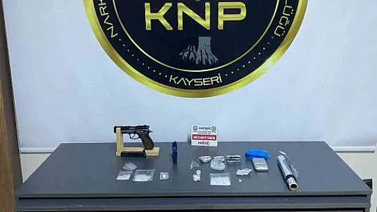Asansör kabininden çıktı