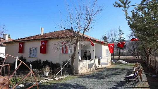 Vali Çiçek şehit ailesine 'Şehadet Beratını' takdim etti