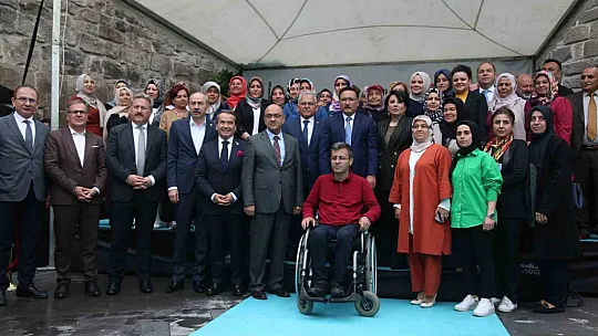 Teşekkür etti...
