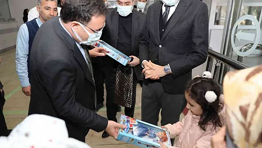 Vali Çiçek'ten kazada yaralanan vatandaşlara ziyaret