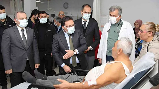 Vali Çiçek'ten kazada yaralanan vatandaşlara ziyaret