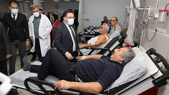 Vali Çiçek'ten kazada yaralanan vatandaşlara ziyaret