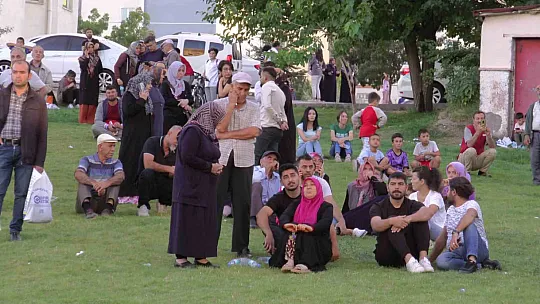 Yangını film izler gibi izlediler