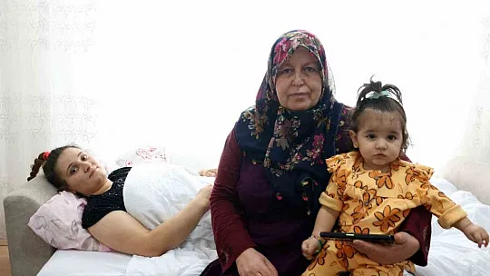Yaralı depremzedeye ve bebeğine evini açtı