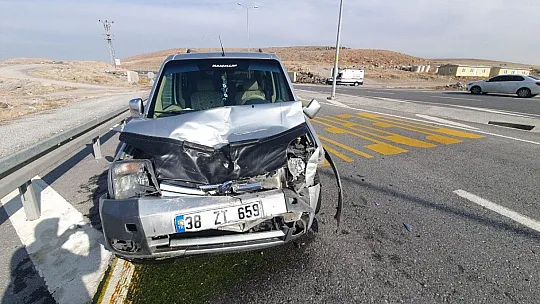 Yavaşlayan otomobile ticari araç çarptı!