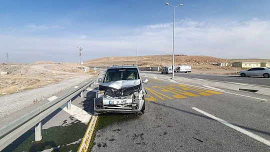 Yavaşlayan otomobile ticari araç çarptı!