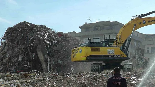 Yıkılan binada çalışmalar sürüyor