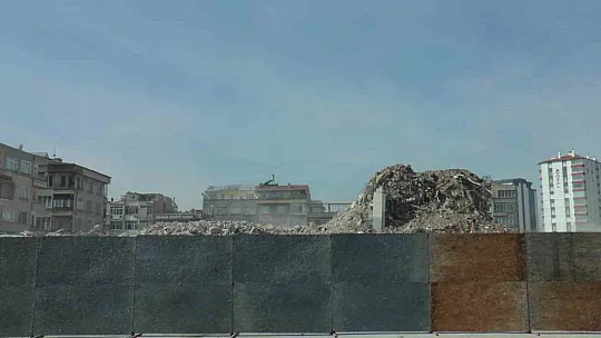 Yıkılan binada çalışmalar sürüyor