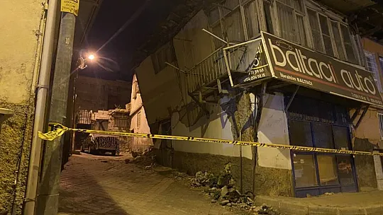 Yıkılma tehlikesi geçiren ev mahalleliyi ayağa kaldırdı