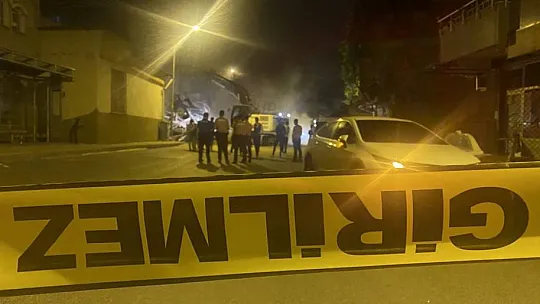 Yıkılma tehlikesi geçiren ev mahalleliyi ayağa kaldırdı