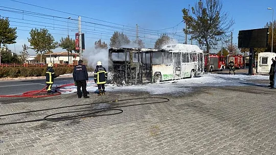 Faciadan dönüldü! Otobüs kullanılamaz hale geldi
