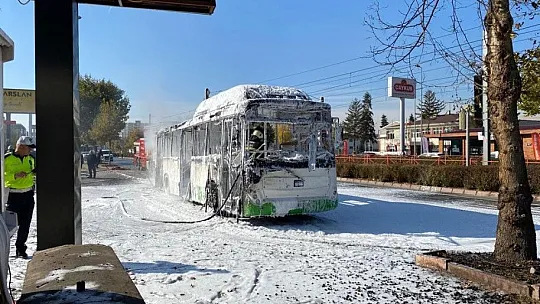 Faciadan dönüldü! Otobüs kullanılamaz hale geldi