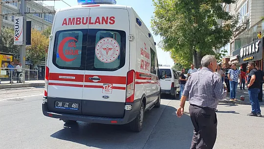 Yolda yürürken yere yığıldı!