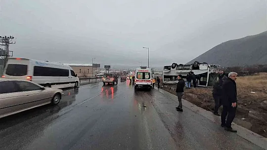 İşçi servisi takla attı: 1'i ağır 22 yaralı var