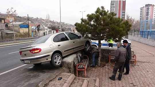 Otomobil yayalara çarptı: 2 yaralı var
