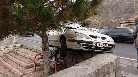 Otomobil yayalara çarptı: 2 yaralı var