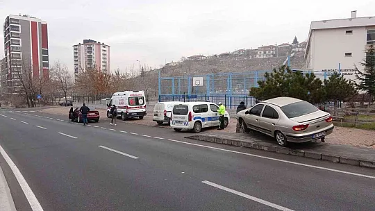 Otomobil yayalara çarptı: 2 yaralı var