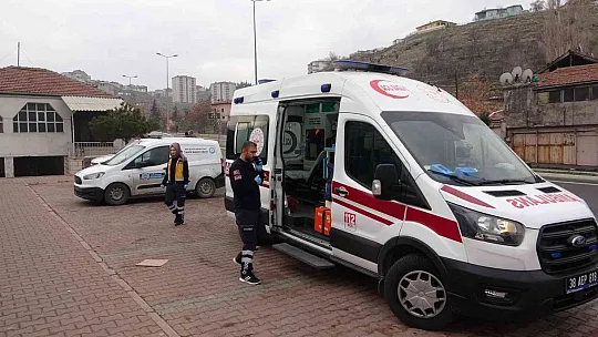 Otomobil yayalara çarptı: 2 yaralı var