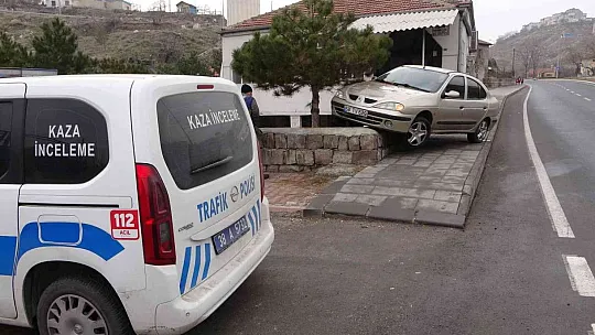 Otomobil yayalara çarptı: 2 yaralı var