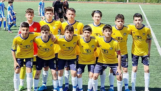 Yönetici hakeme kafa attı