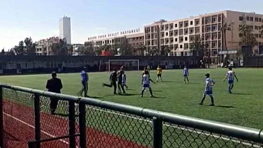 Yönetici hakeme kafa attı