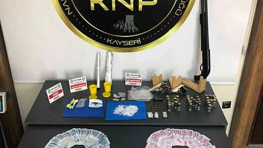 Uyuşturucu tacirinin evinden neler çıktı?