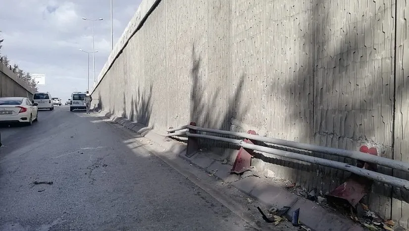 Alt geçitte virajı alamayan otomobil, bariyerlere çarptı