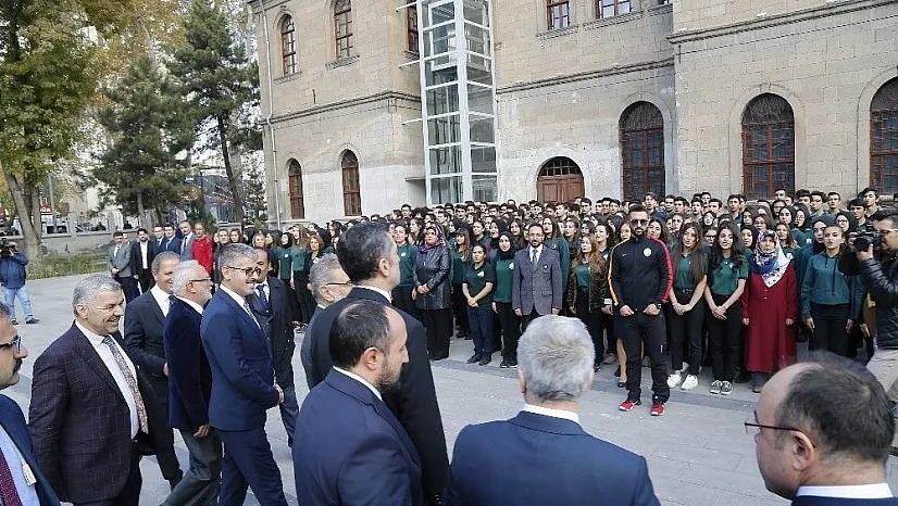Bakan Selçuk Kayseri Lisesi Milli Mücadele Müzesini ziyaret etti