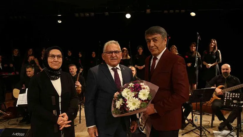 Başkan Büyükkılıç, Kadınlar Korosu Konseri'ni eşi ile birlikte izledi