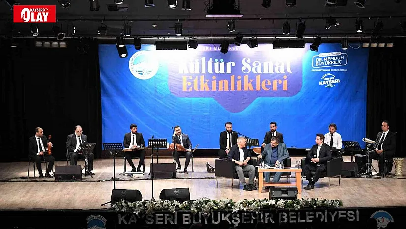 Başkan Büyükkılıç, konser ve şiir dinletisinde şarkı söyledi