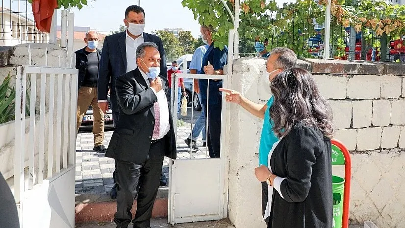 Başkan Yalçın'dan işitme engellilere özel şeffaf maske